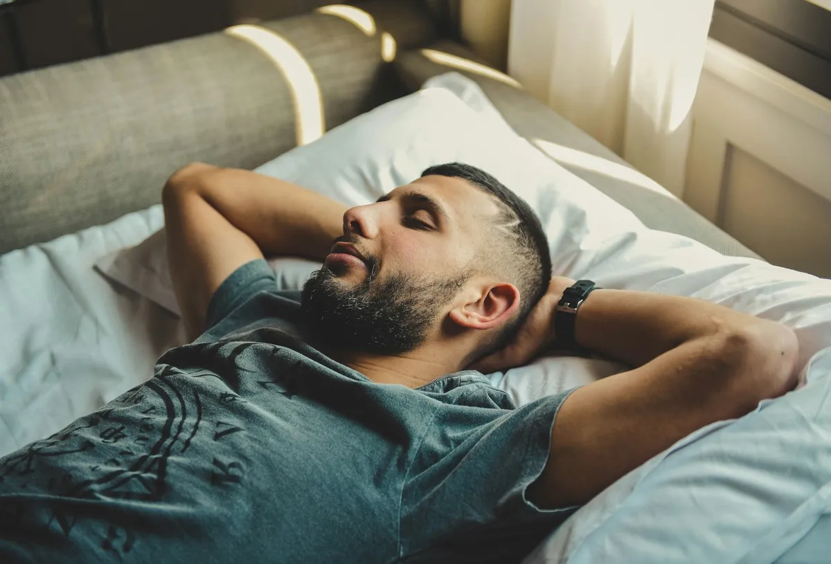 Homem dormindo tranquilo, sem ronco ou apneia do sono