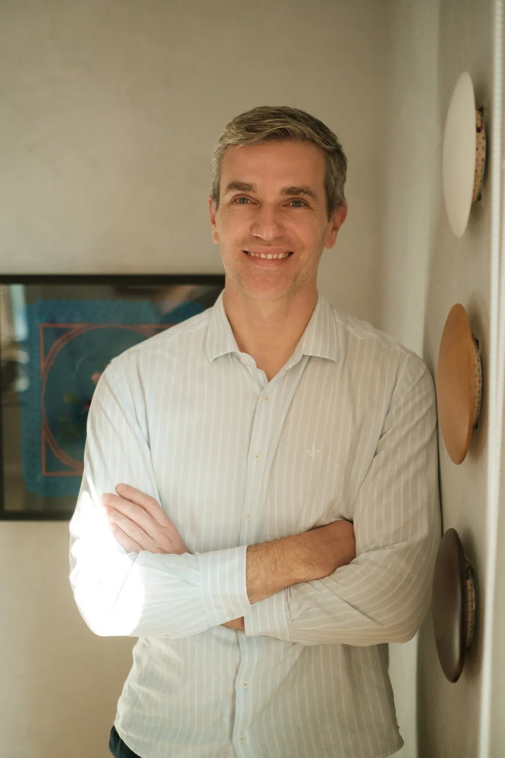 Dr. Ricardo Favaretto sorrindo no consultório em Florianópolis